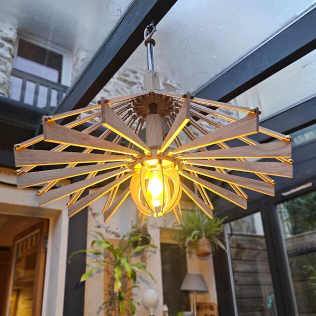 Lustre PAQUERETTE détail ampoule allumée