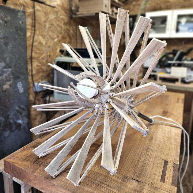 Lustre PAQUERETTE assemblage des éléments de la lampe design