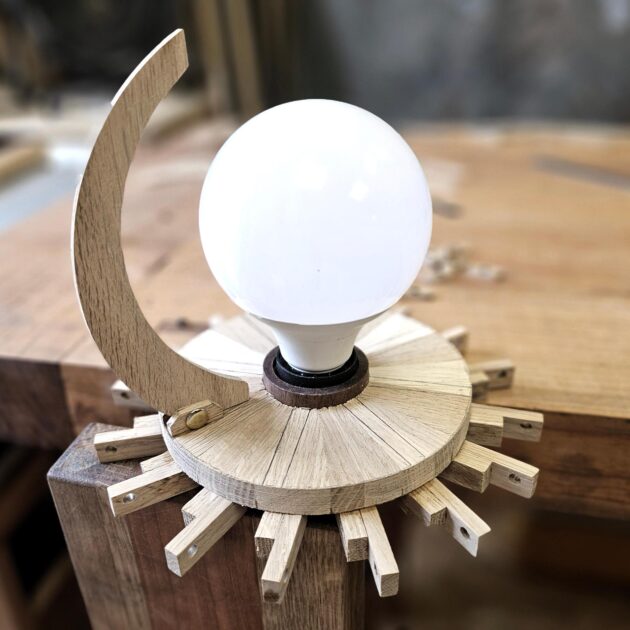 Assemblage du lustre en bois en cours. Design bois par ADN création bois