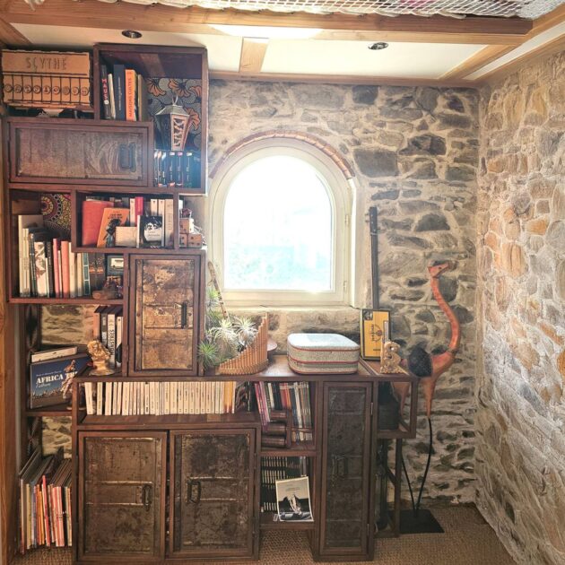 Une bibliothèque sur-mesure en accord parfait avec la pièce et l'aménagement intérieur