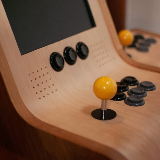 Inclusion joystick et boutons borne arcade vintage gaming