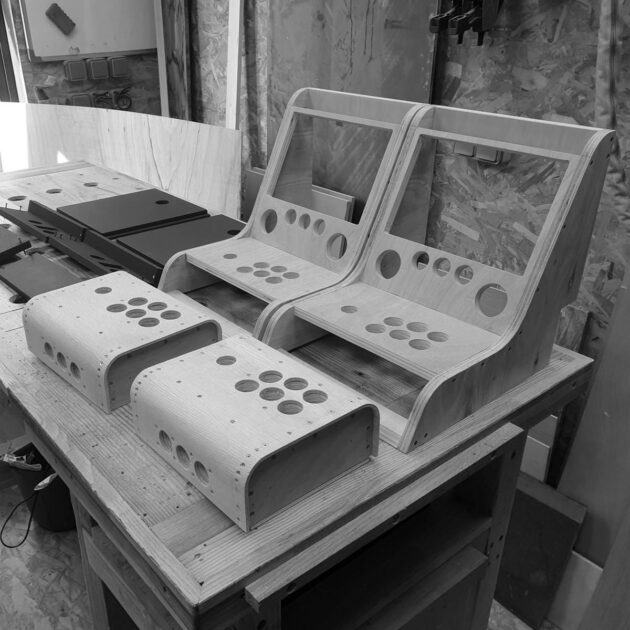 Série de 2 bornes d'arcade en cours de fabrication atelier menuiserie Bouguenais
