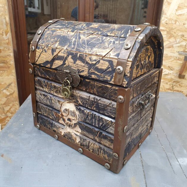 Création d'un coffre de pirate sur mesure pour enfant création originale menuisier Bouguenais
