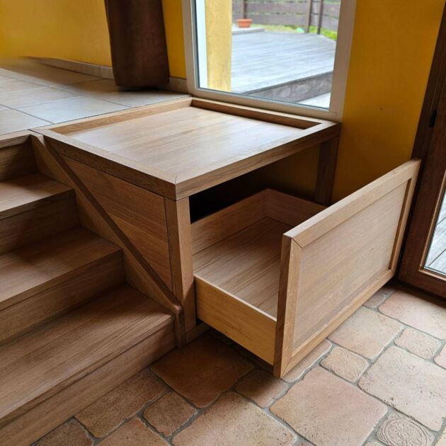 Fabrication d'un tiroir en bois massif au côté d'un escalier 4 marches