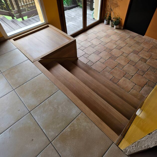 Maison multi-niveaux installer un escalier 4 marches avec rangement : travail de menuisier