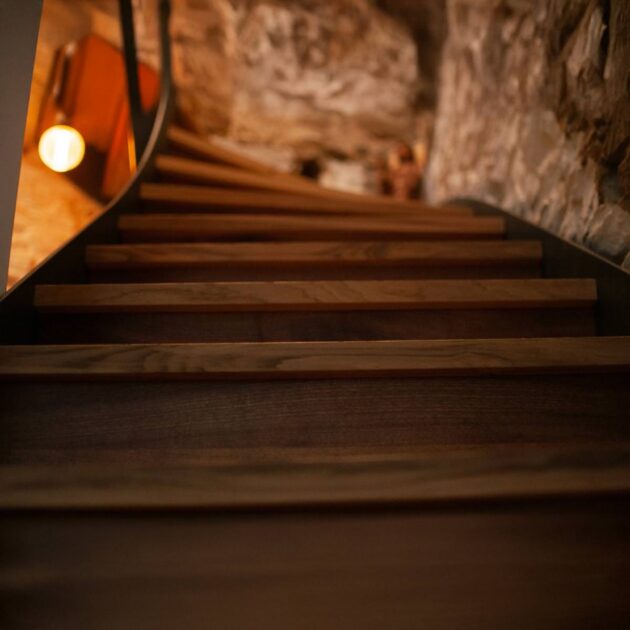 Escalier artisan Bouguenais : marches en chêne et contre-marches en noyer limon acier