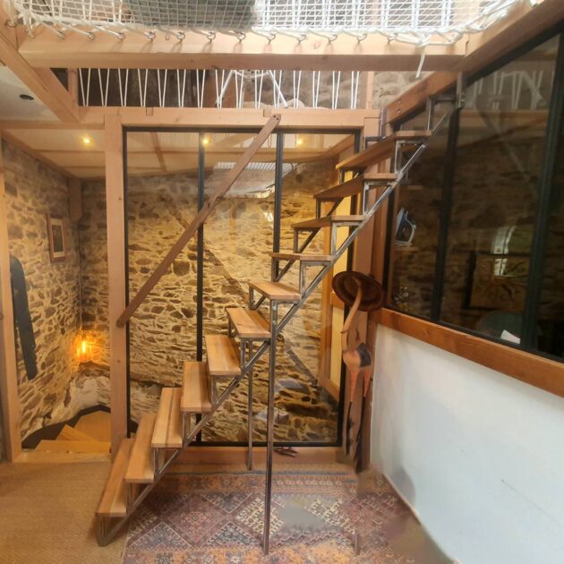 Création de marches en bois recyclé pour escalier sur mesure
