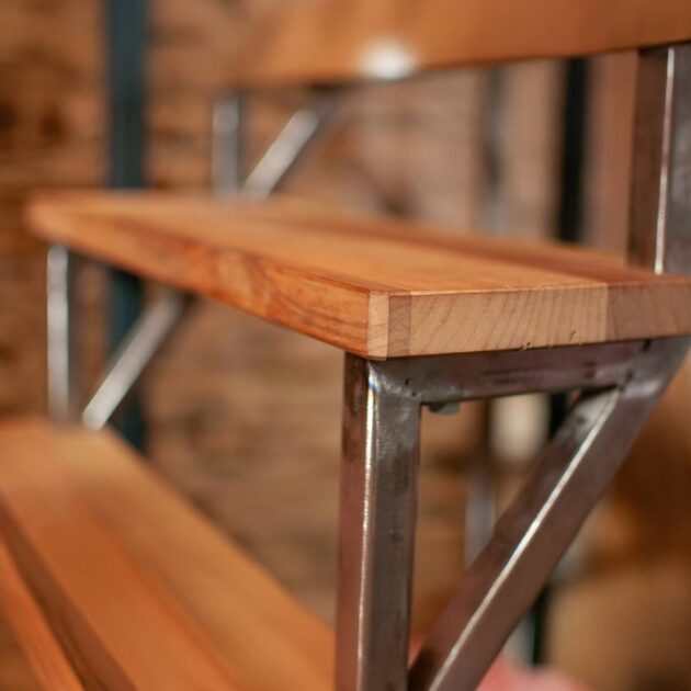 Menuisier créateur : réalisation d'un escalier structure métallique marche en bois recyclé