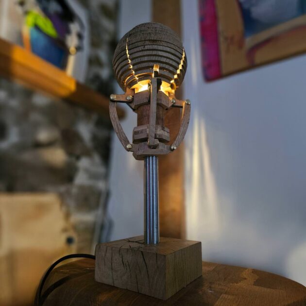 Lampe abat-jour qui s'ouvre et se ferme comme un bourgeon