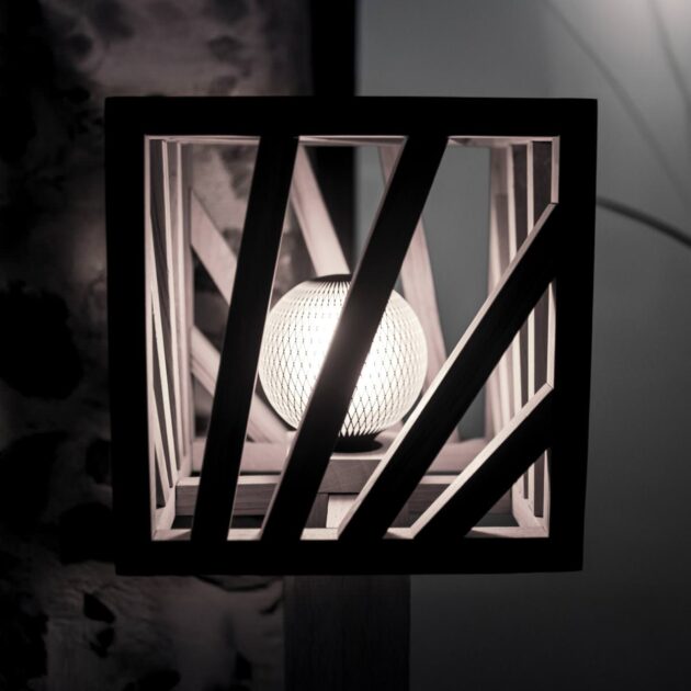 Lampe sur pied bois naturel style épuré pied hélicoïdal