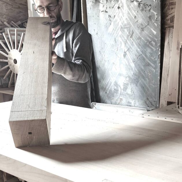 Pour l'instant le pied de cette lampe est droit