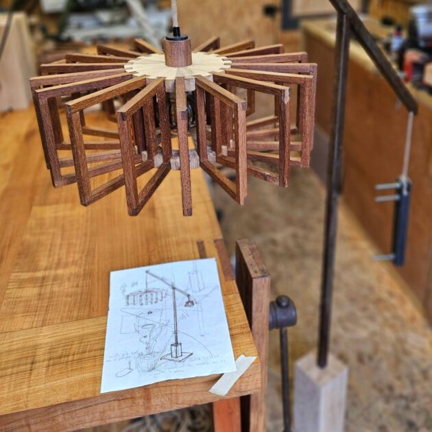 Luminaire en équilibre comme un mobile LE HERON est tout en légèreté