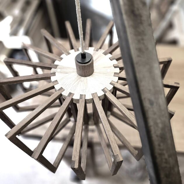 Luminaire sur-mesure, co-création avec un menuisier designer d'objet