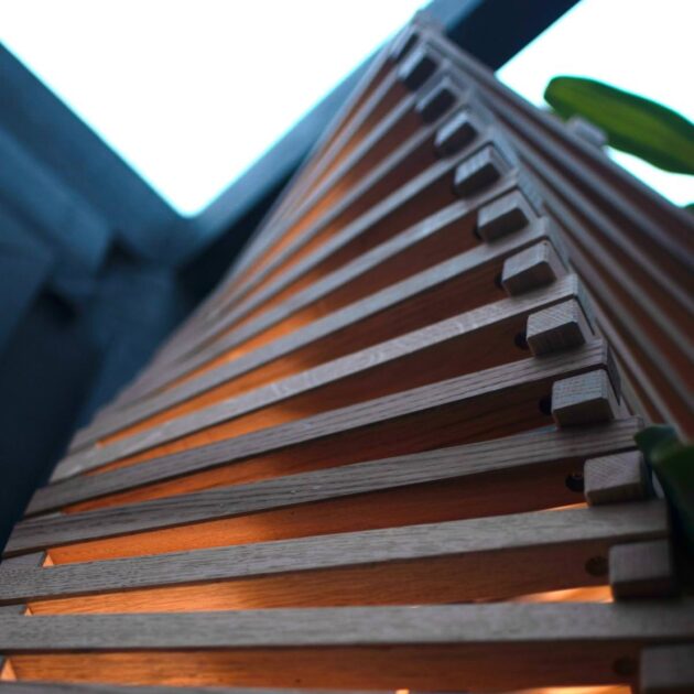 Assemblage cadres bois strucuture ADN lampe d'ambiance co-création sur-mesure