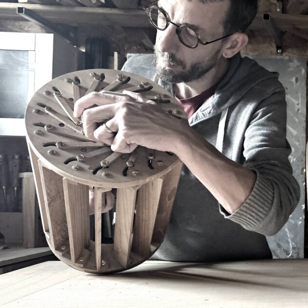 Conception d'un mécanisme de variateur de luminosité en bois et laiton