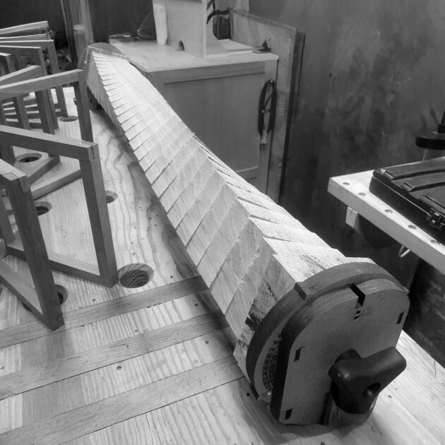 Luminaire à pied hélicoïdal en bois menuisier designer