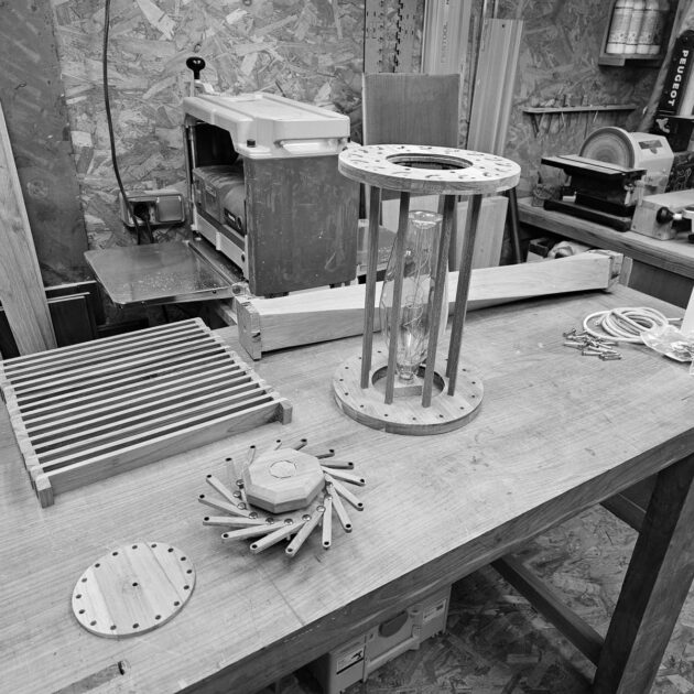 Variateur de lumière mécanique à lames de bois brut