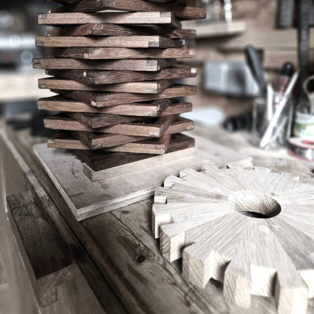 Assemblage traditionnel de pièces de bois pour création d'un lustre original