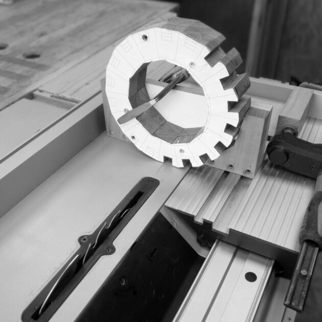 Usinage de pièce de bois pour la fabrication d'un lustre de créateur