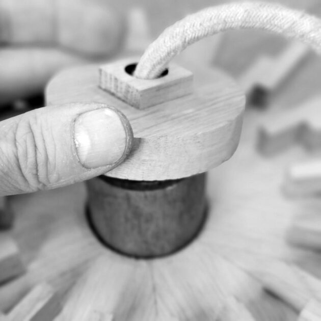 Lustre installation matériaux nobles et de qualité bois brut finition naturelle