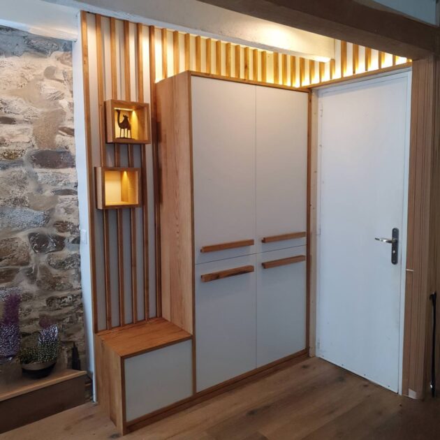 Conception meuble entrée maison bois et blanc menuisier Bouguenais