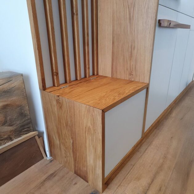 Agencement entrée placard vide poche bois et blanc rangement chaussures