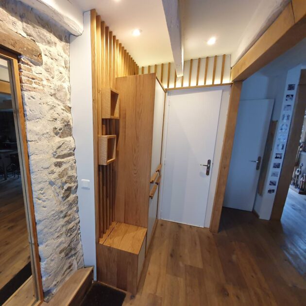 Inclusion dans l'espace d'un meuble de rangement pour l'entrée d'une maison création de menuisier designer