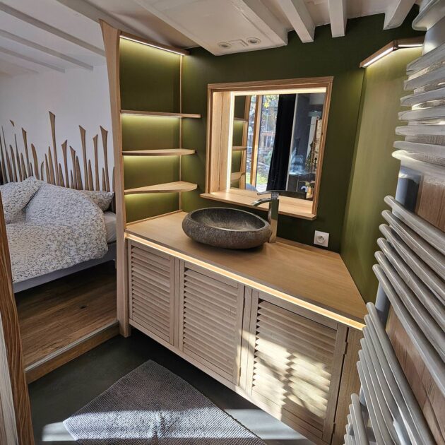 Réalisation sur mesure d'un meuble de salle de bain en chêne