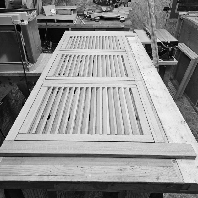 Portes à persiennes sur mesure pour salle de bain Créateur Nantais de meubles