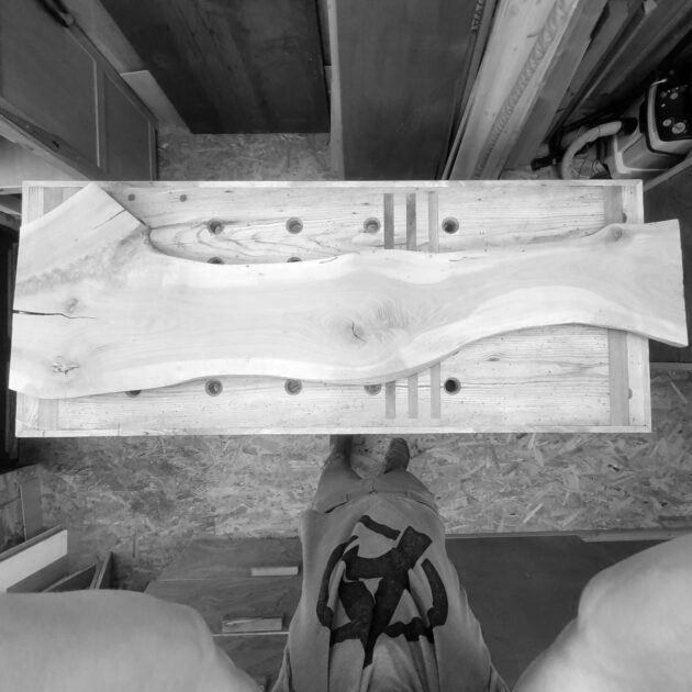 Plateau de noyer pour table basse design en noyer et acier