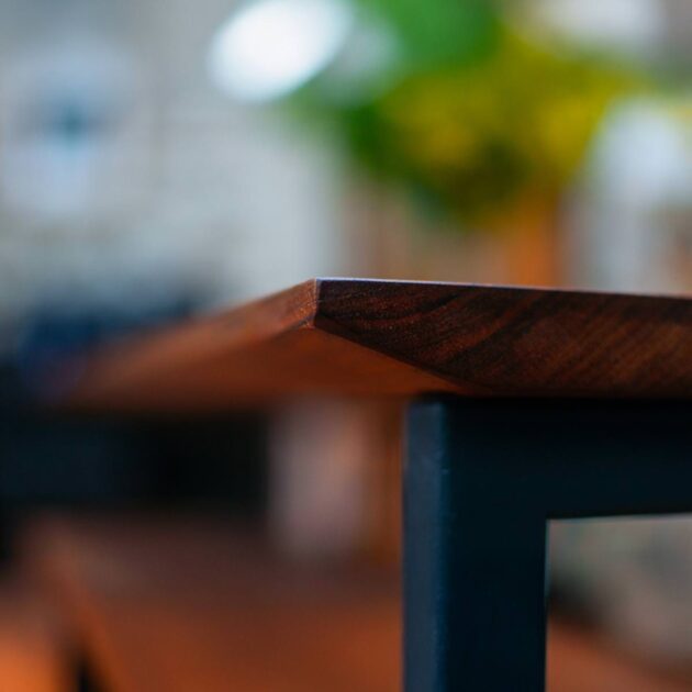 Table de cuisine acier et bois de noyer