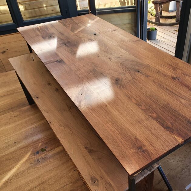 Création bois d'un plateau en noyer pour table à manger