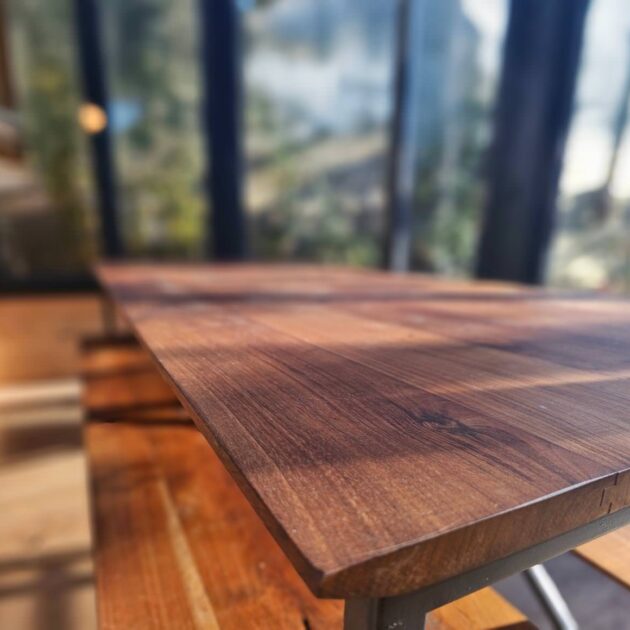 Table familiale en noyer création bois sur mesure par ADN création bois