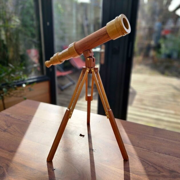 Design d'objet décoratif, création bois unique téléscope sur trépied