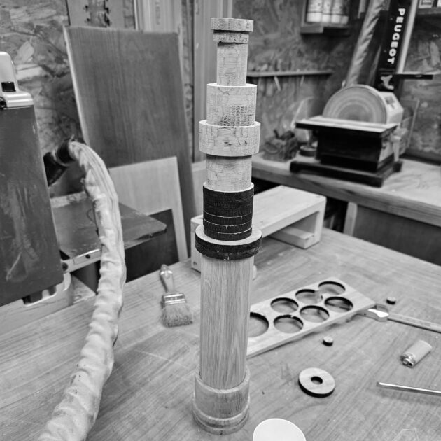 Assemblage éléments bois et laiton téléscope décoratif