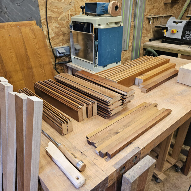 Recyclage de vieux meuble en bois de menuiserie