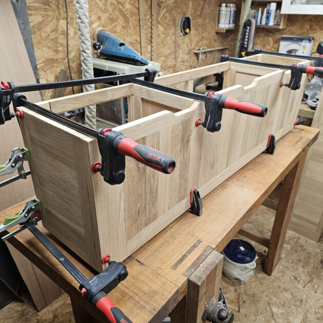 Assemblage de planches issues d'un ancier meuble pour création d'un banc avec rangement