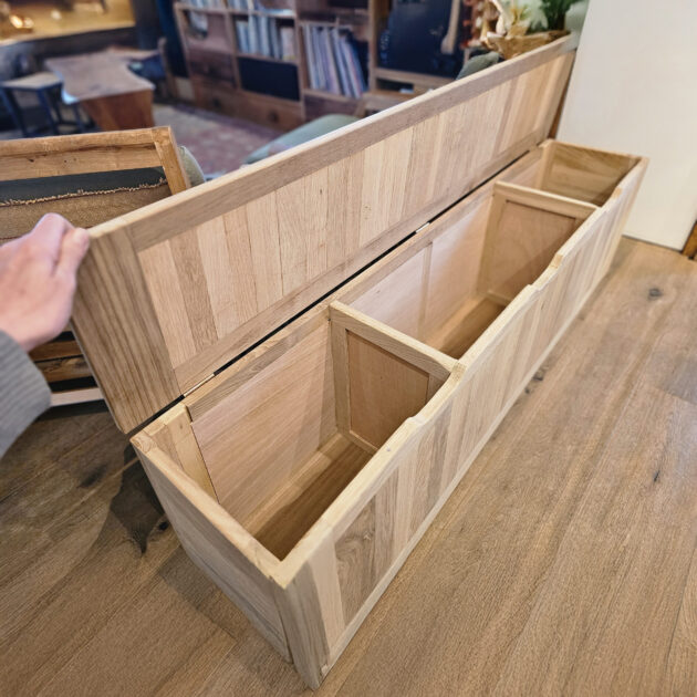 Coffre de rangement ouverture sur le dessus pour l'entrée de la maison