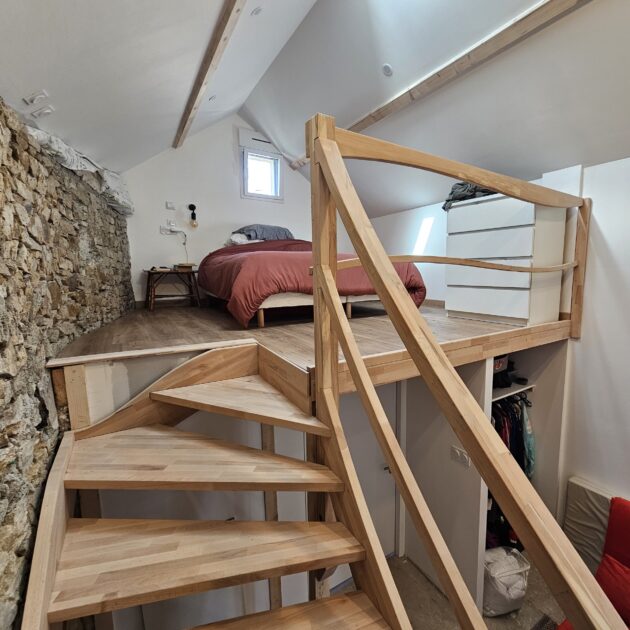 Escalier sur mesure avec une touche d'originalité sur la rembarde
