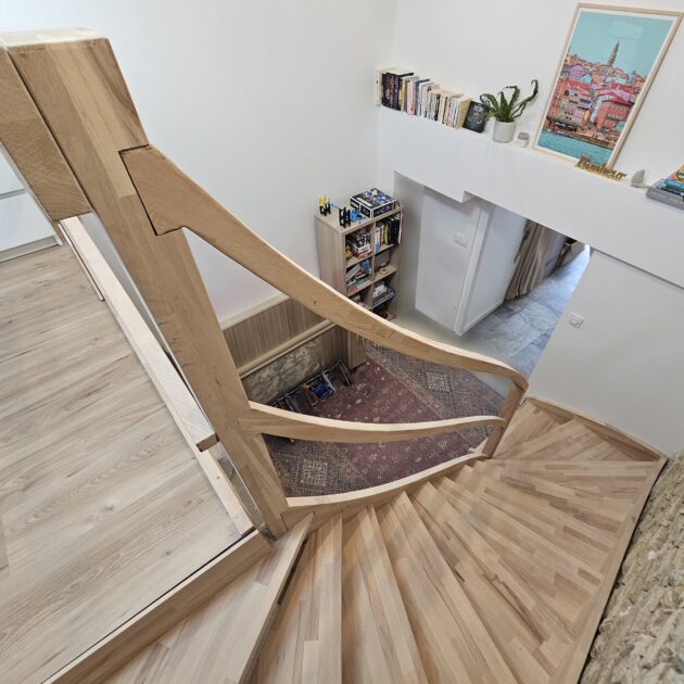 Un escalier avec des plans de travail ?