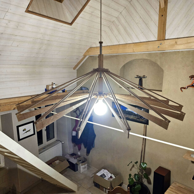 Grand lustre articulé en plaquette de chêne menuiserie