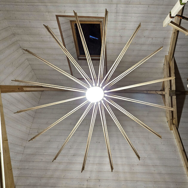 Lustre en bois articulé reprenant la forme d'une paquerette qui s'ouvre et se ferme