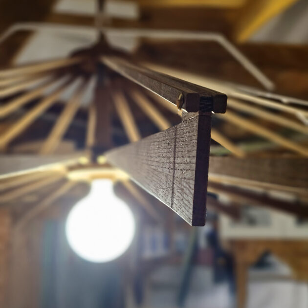 Détail lustre paquerette bois noble travail artisan menuisier Nantes